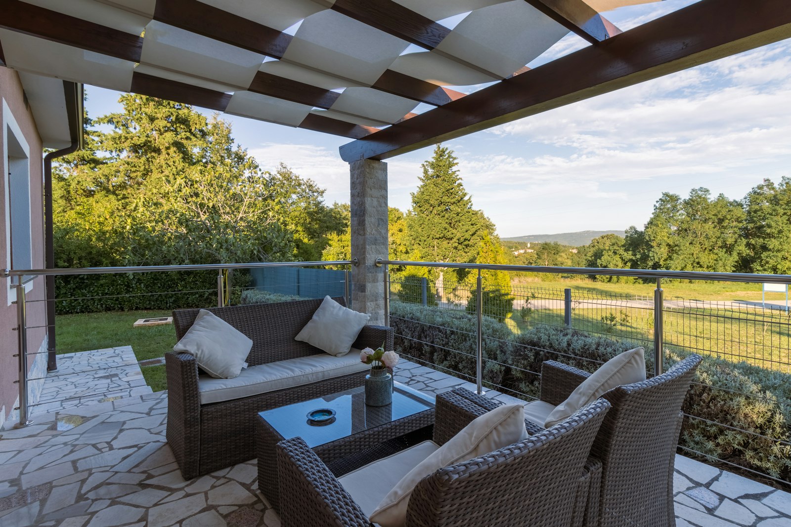 Overdekt terras met zitmeubels