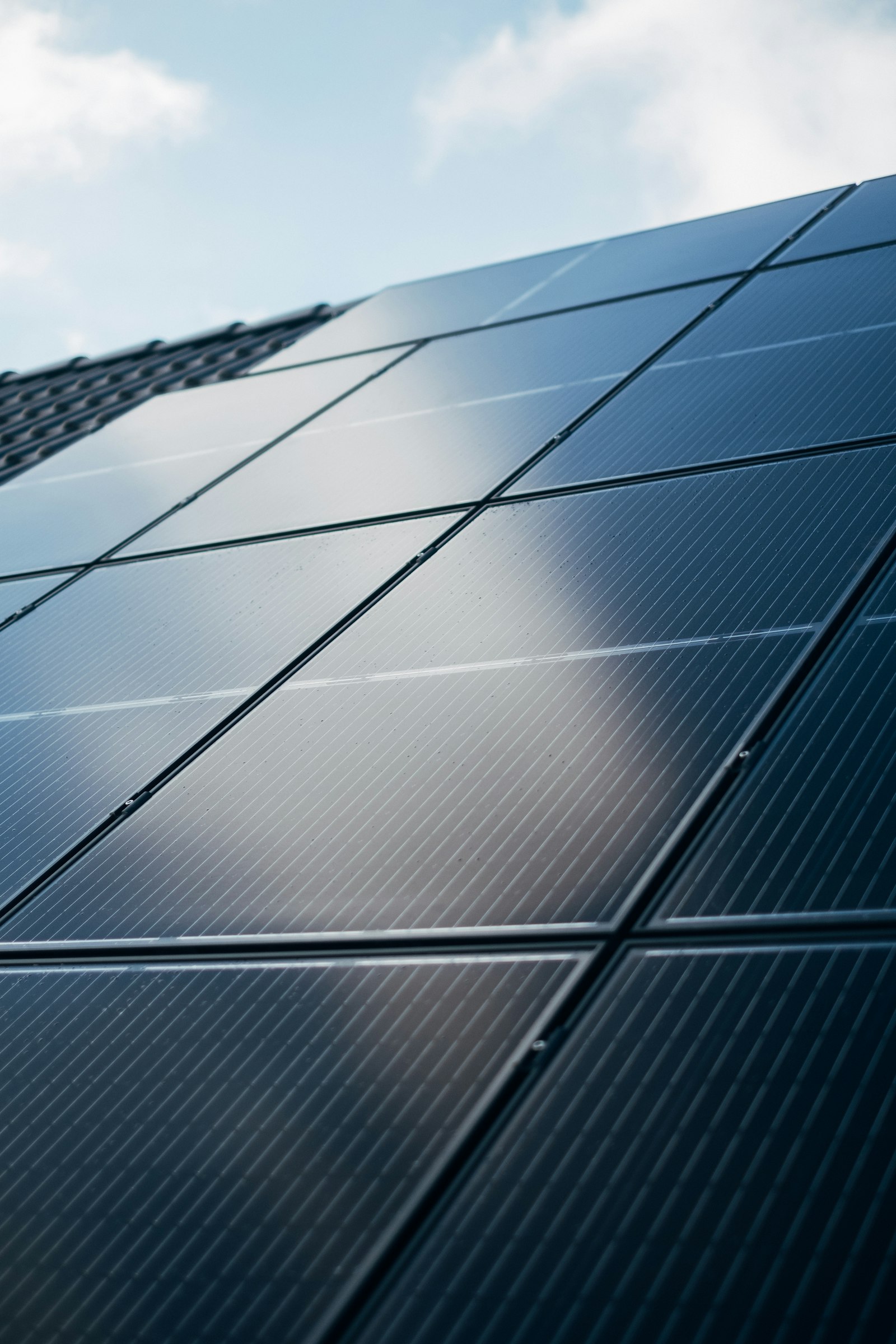 Zonnepanelen op een dak